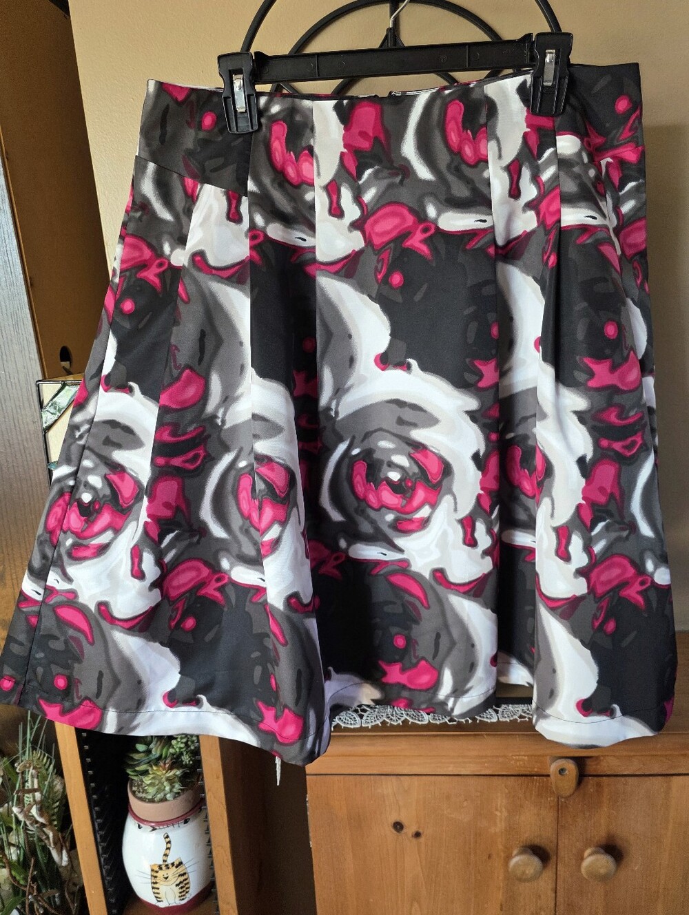 Vintage A-Line Abstract Skirt in Vibrant Black, Gray & Pink Floral Print Size 12